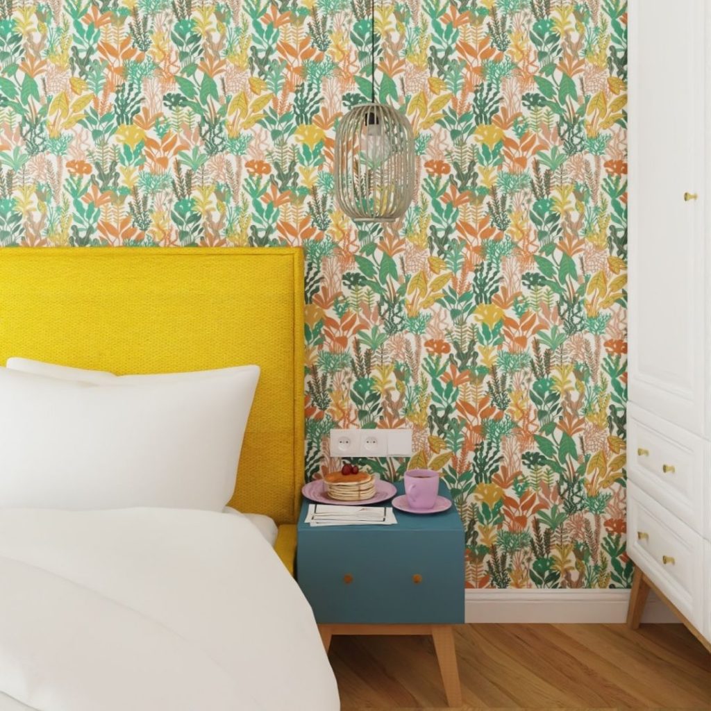 kolorowe mieszkanie tapeta w liście żółte łóżko