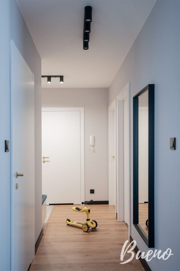 szary korytarz drewniana podłoga